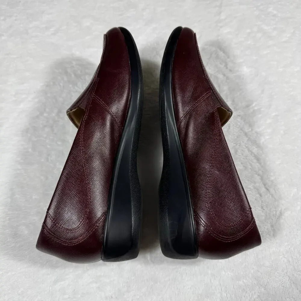 Clarks Comfort Slip-On Leather Loafers Womens 9.5M Burgundy Textured Rubber Sole